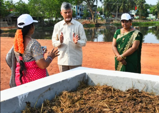 చెత్త నుంచి సంపద సృష్టిస్తున్న మహిళలు..